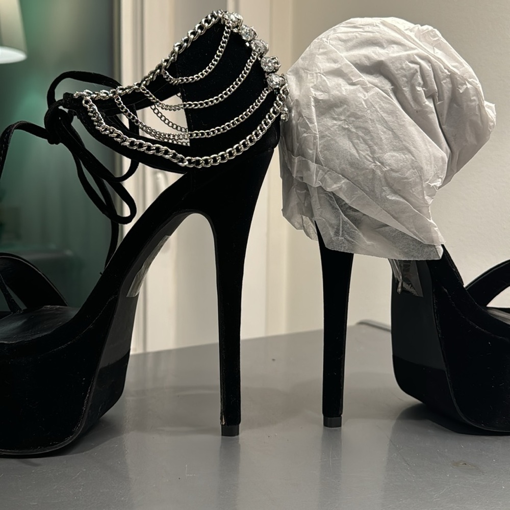 SCENE NIB NWT stiletto chain and rhinestone heels
